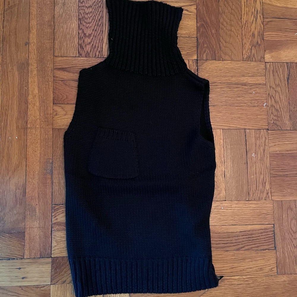 Sleeveless turtleneck sweater.